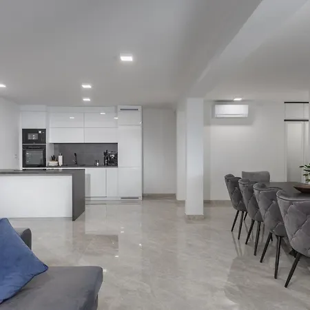 Spacious Pool - Happy Apartment *