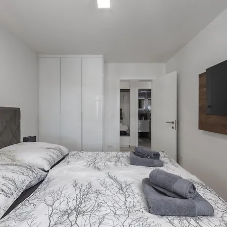 Spacious Pool - Happy