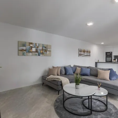 Spacious Pool - Happy Apartmán