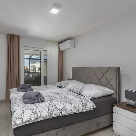 Spacious Pool - Happy *