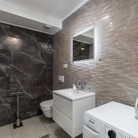 Spacious Pool - Happy Apartment