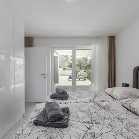 Spacious Pool - Happy Apartmán