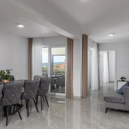 Spacious Pool - Happy Crikvenica