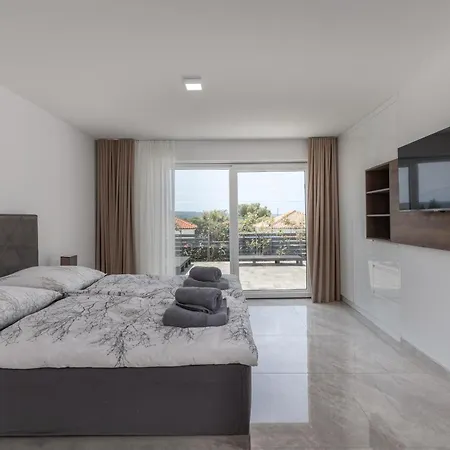 Spacious Pool - Happy