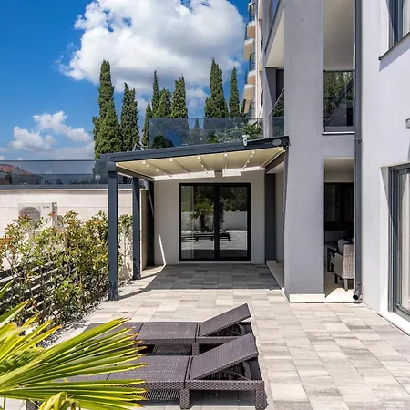 Spacious Pool - Happy Apartment