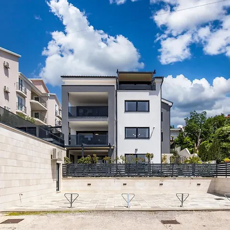 Spacious Pool - Happy Apartment