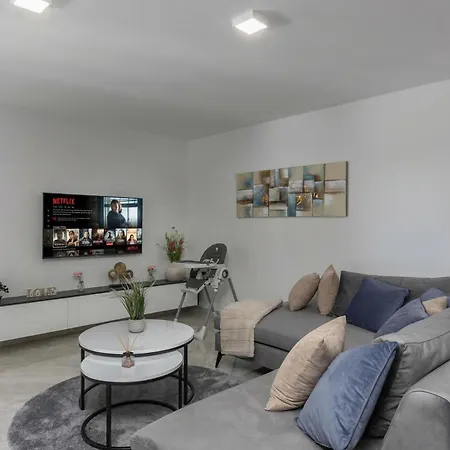 Spacious Pool - Happy Apartament Crikvenica