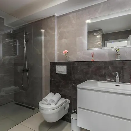 Spacious Pool - Happy Apartament