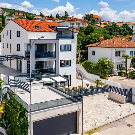Spacious Pool - Happy Crikvenica