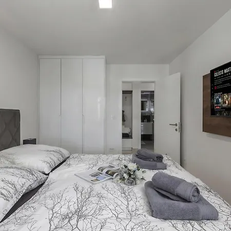 Spacious Pool - Happy Apartament *