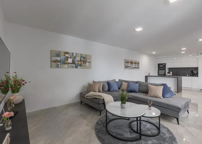 Spacious Pool - Happy Apartmán