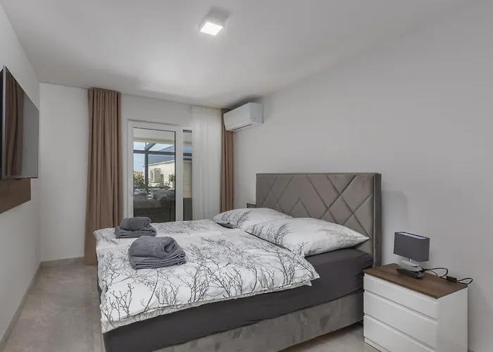 Spacious Pool - Happy *