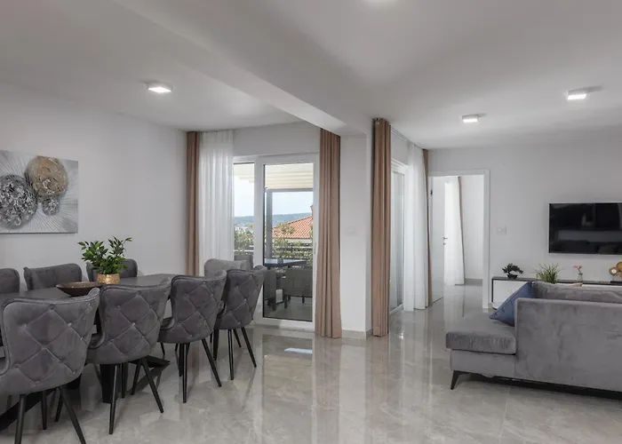 Spacious Pool - Happy Crikvenica