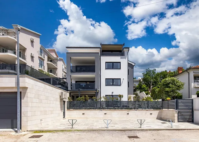 Spacious Pool - Happy Apartmán